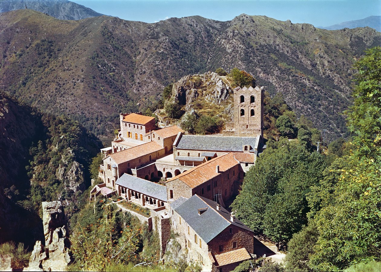 Widok na opactwo św. Marcina du Canigou autorstwa French School