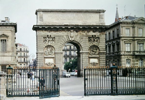 Widok Łuku Triumfalnego na Promenade de Peyrou, budowa rozpoczęta w 1684 i ukończona w 1776 autorstwa French School