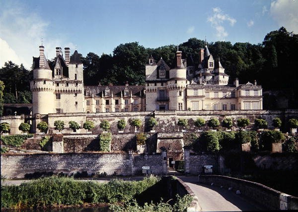 Widok na zamek Chateau dUsse, zbudowany przed 1480 r. dla Antoine de Bueil autorstwa French School