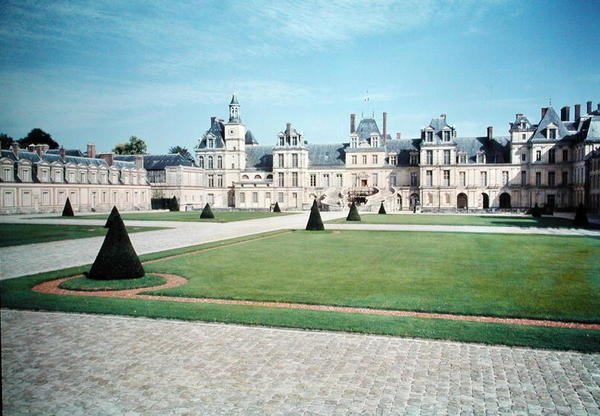 Widok na Cour du Cheval Blanc ze schodami w kształcie podkowy autorstwa French School