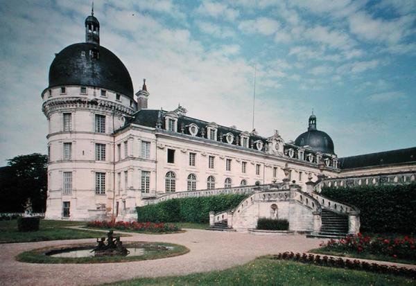 Widok na elewację północno-wschodnią i schody dwukierunkowe, budowę rozpoczęto w 1540 autorstwa French School