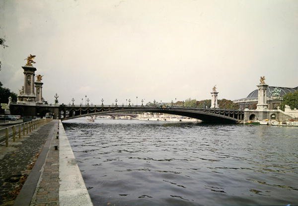 Widok na most Aleksandra III, zbudowany przez inżynierów Louisa-Jeana Resala (1854-1920) i Amedee Alby (1862-1942) na Targi Światowe 1900, 1897-1900 autorstwa French School