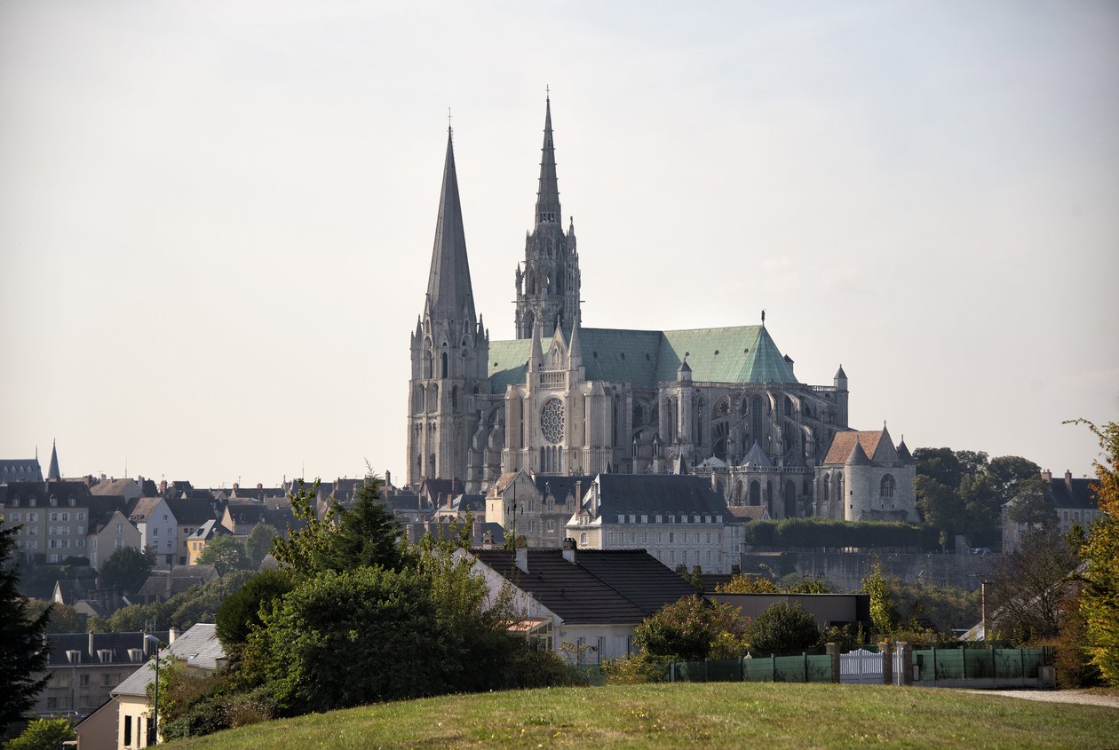 Widok katedry w chartres z miastem autorstwa French School