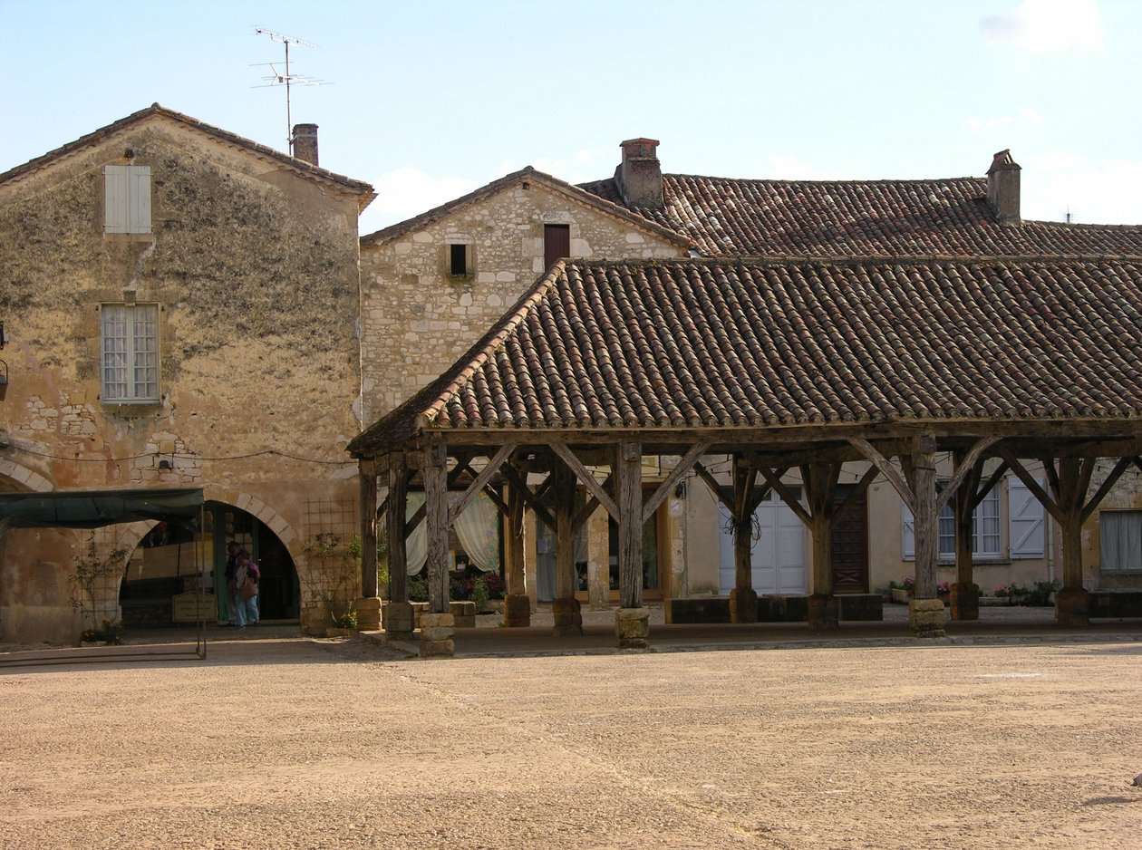Widok na zadaszony rynek we wsi autorstwa French School