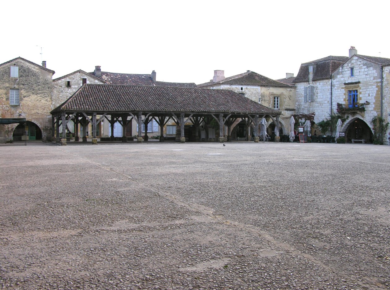 Widok na zadaszony rynek we wsi autorstwa French School