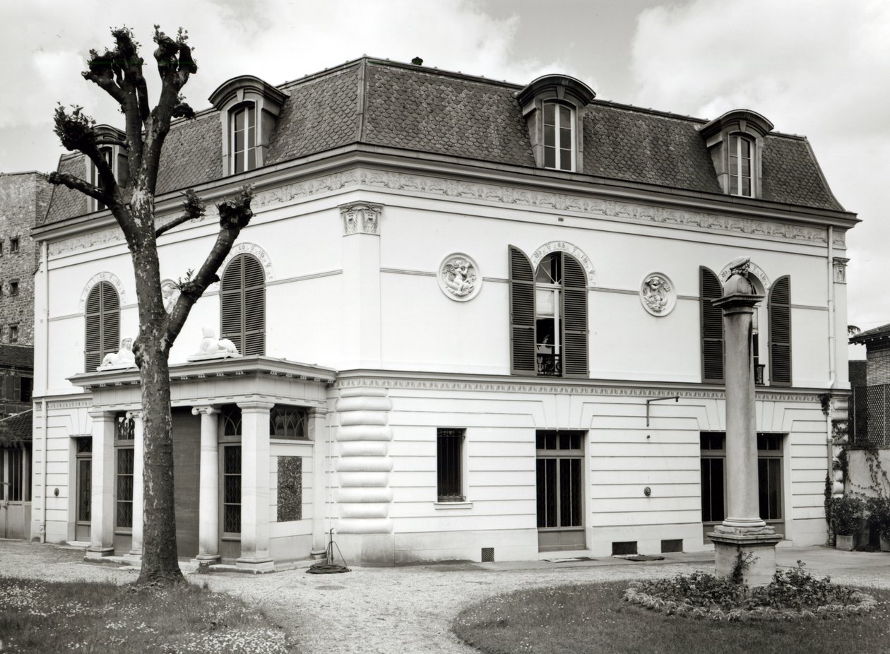 Widok fasady Biblioteki Marmottan z ogrodu, zbudowanej w latach 1880-1921 autorstwa French School