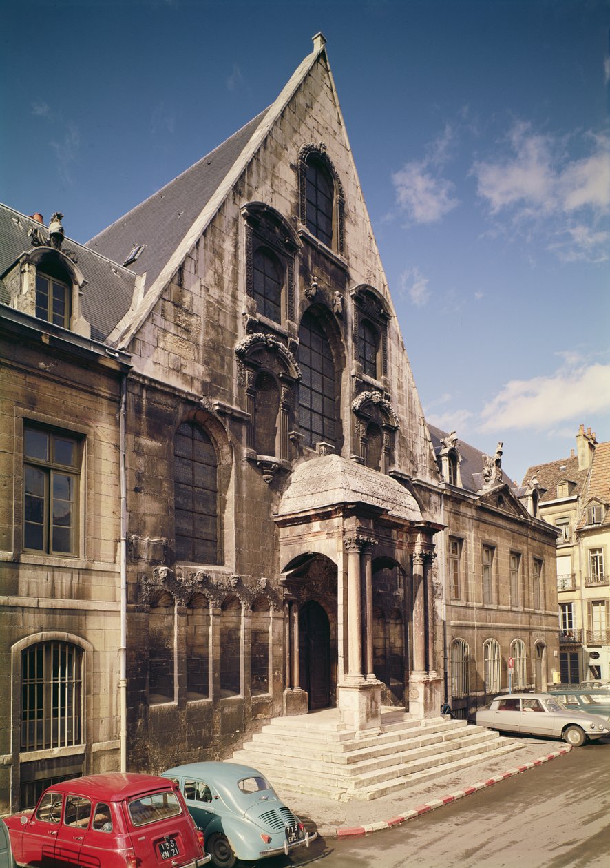 Widok na fasadę Pałacu Sprawiedliwości, zbudowanego w 1572 r. autorstwa French School