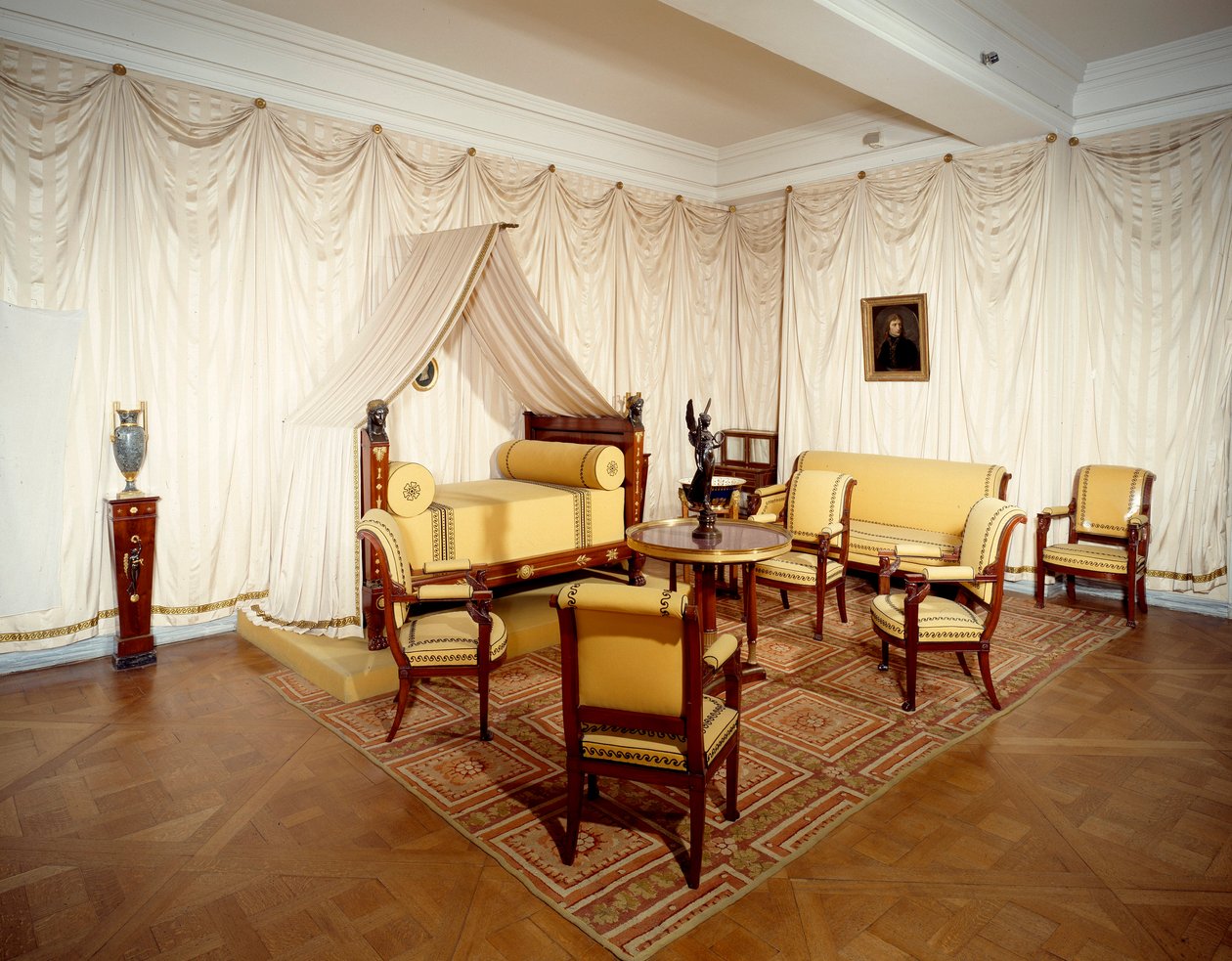 Widok pokoju cesarza Napoleona I (1769-1821) na zamku Malmaison, przy Rueil Malmaison. autorstwa French School