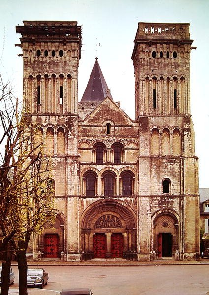 Widok na zachodnią fasadę La Trinite, Abbaye aux Dames autorstwa French School