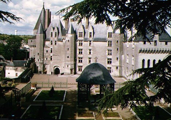 Widok na zachodnią fasadę odrestaurowanego zamku zbudowanego ok. 1465 dla Jeana Bourre