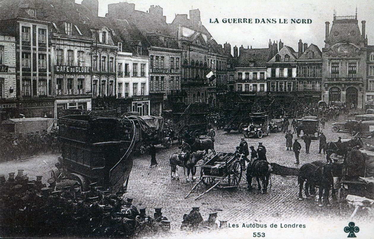 Wojna na północy: londyńskie autobusy brytyjskiego oddziału ekspedycyjnego na głównym placu w Bethune w 1915 r. (fotolitho) autorstwa French School