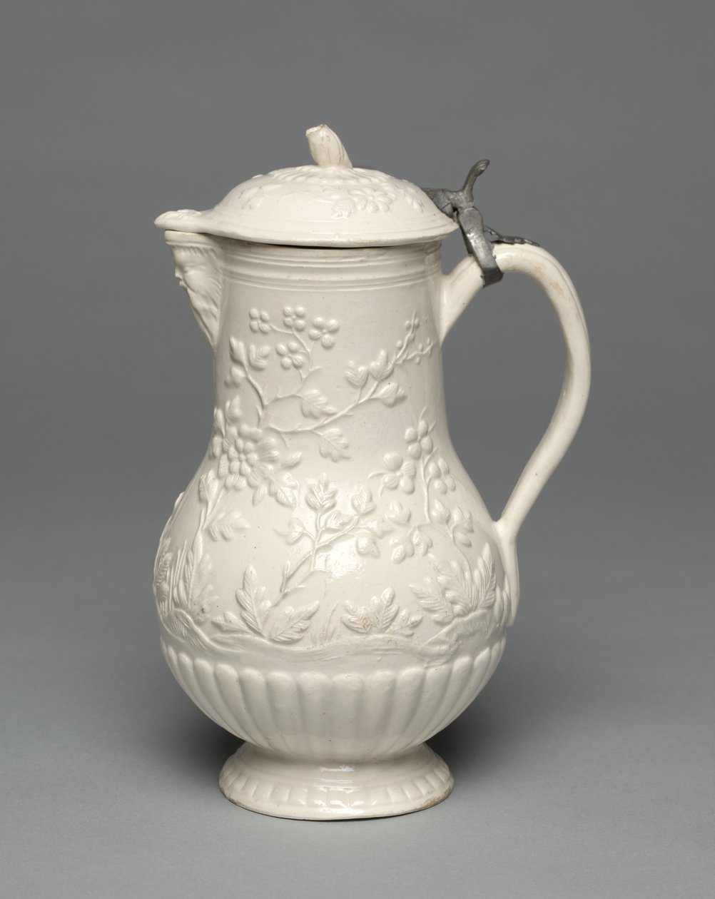 Dzbanek na wodę, wyprodukowany przez fabrykę Pont-aux-Choux, ok. 1770 autorstwa French School