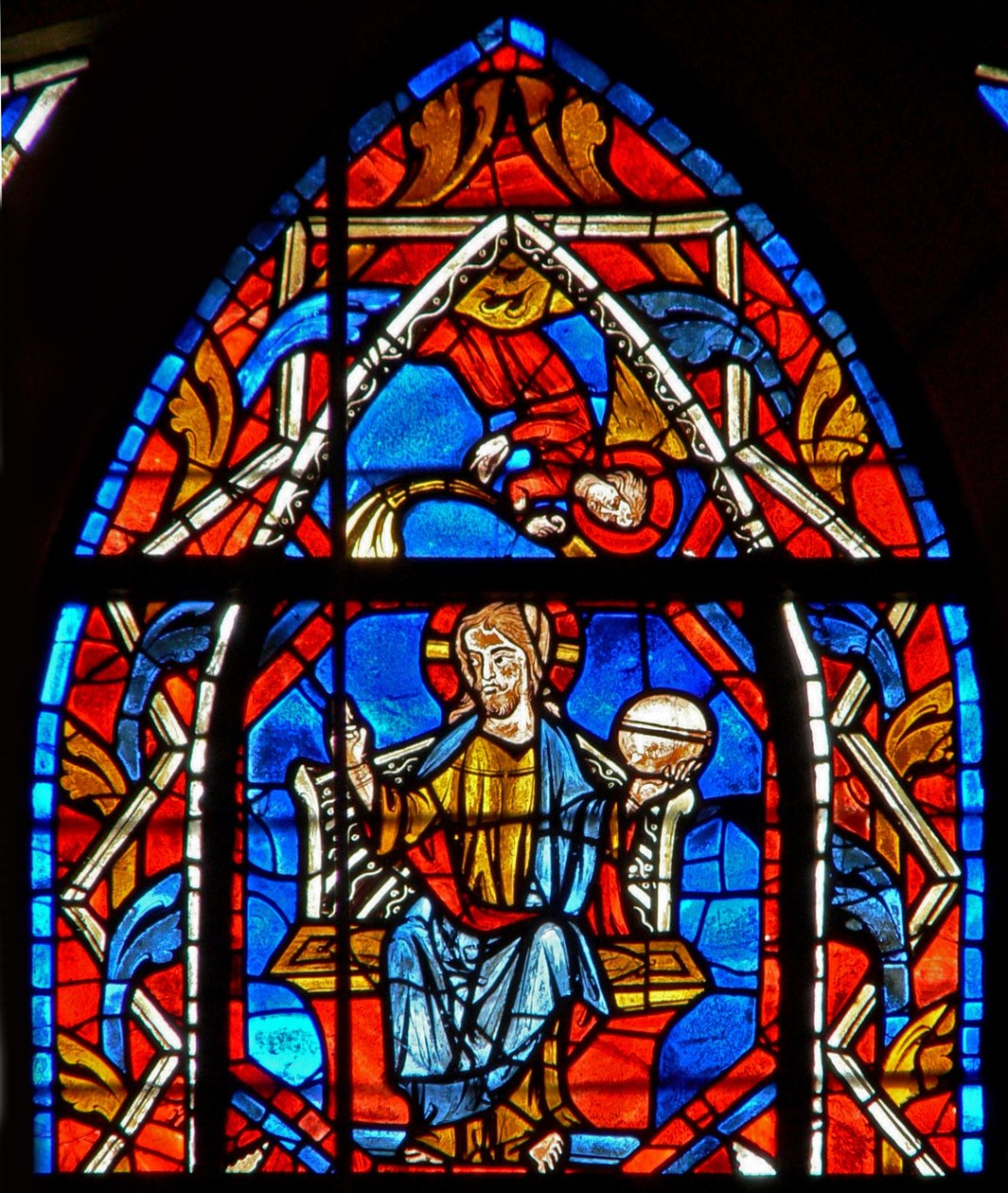 Okno w107 przedstawiające Chrystusa w chwale autorstwa French School