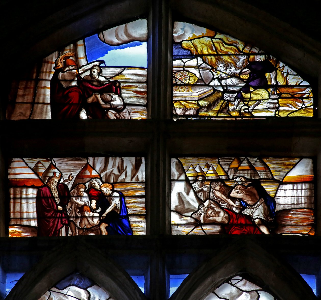 Okno w128 przedstawiające sceny z historii Mojżesza autorstwa French School