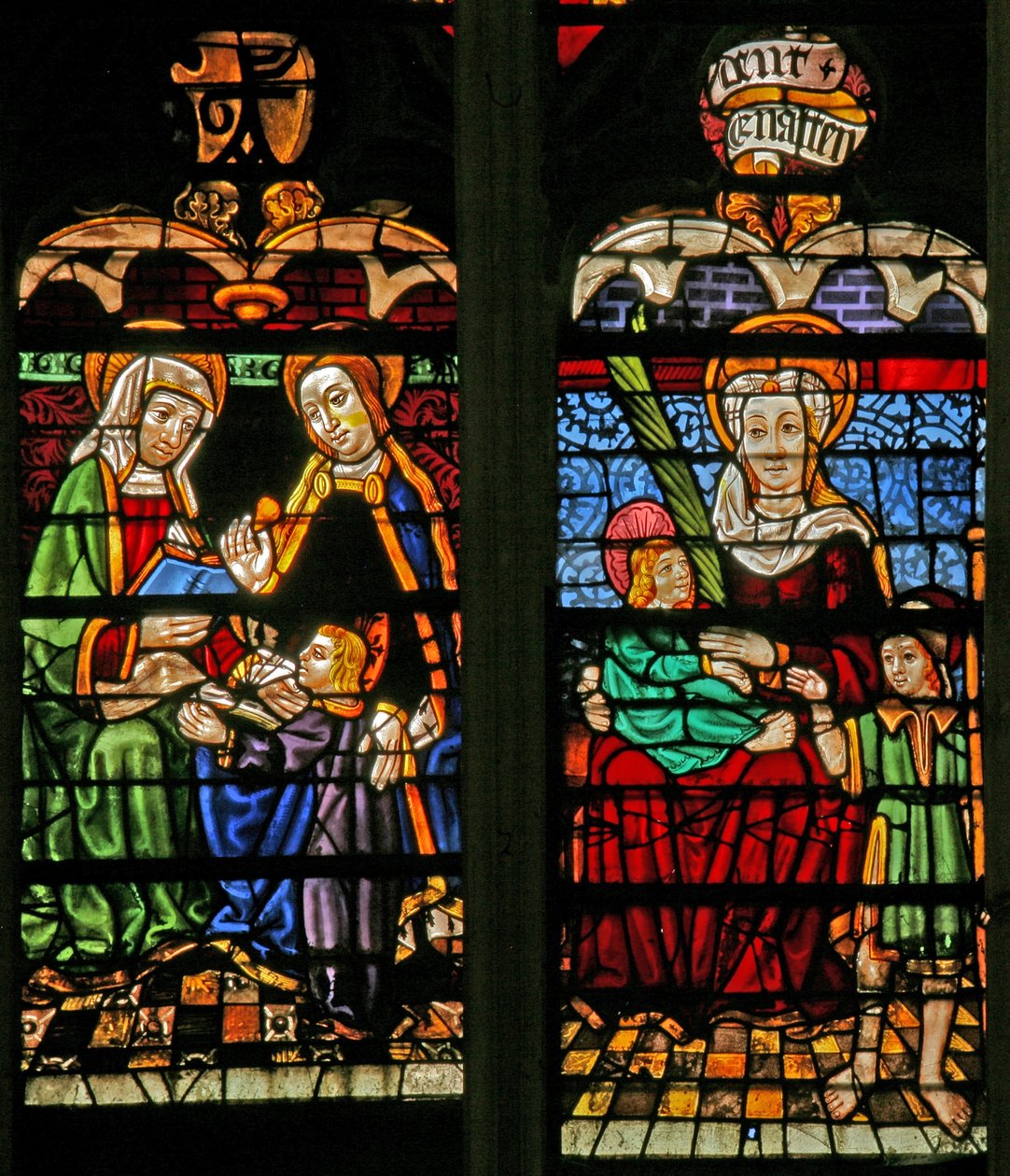 Okno w132 przedstawiające Marię Salome? Św. Anna, Maryja i Chrystus autorstwa French School