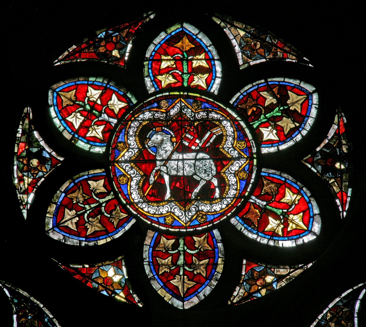 Okno w202 przedstawiające Agnus Dei autorstwa French School