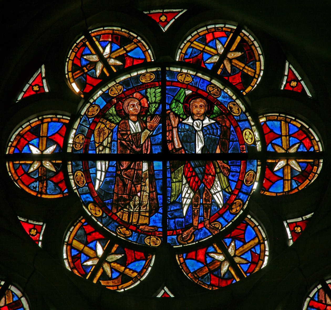 Okno w209 przedstawiające dwóch aniołów autorstwa French School