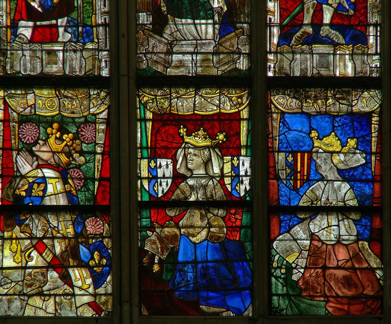 Okno w217 przedstawiające Ludwika II danjou, Marie de Bretagne (matkę Ludwika II), Yoland dAragon (żonę Ludwika II) autorstwa French School