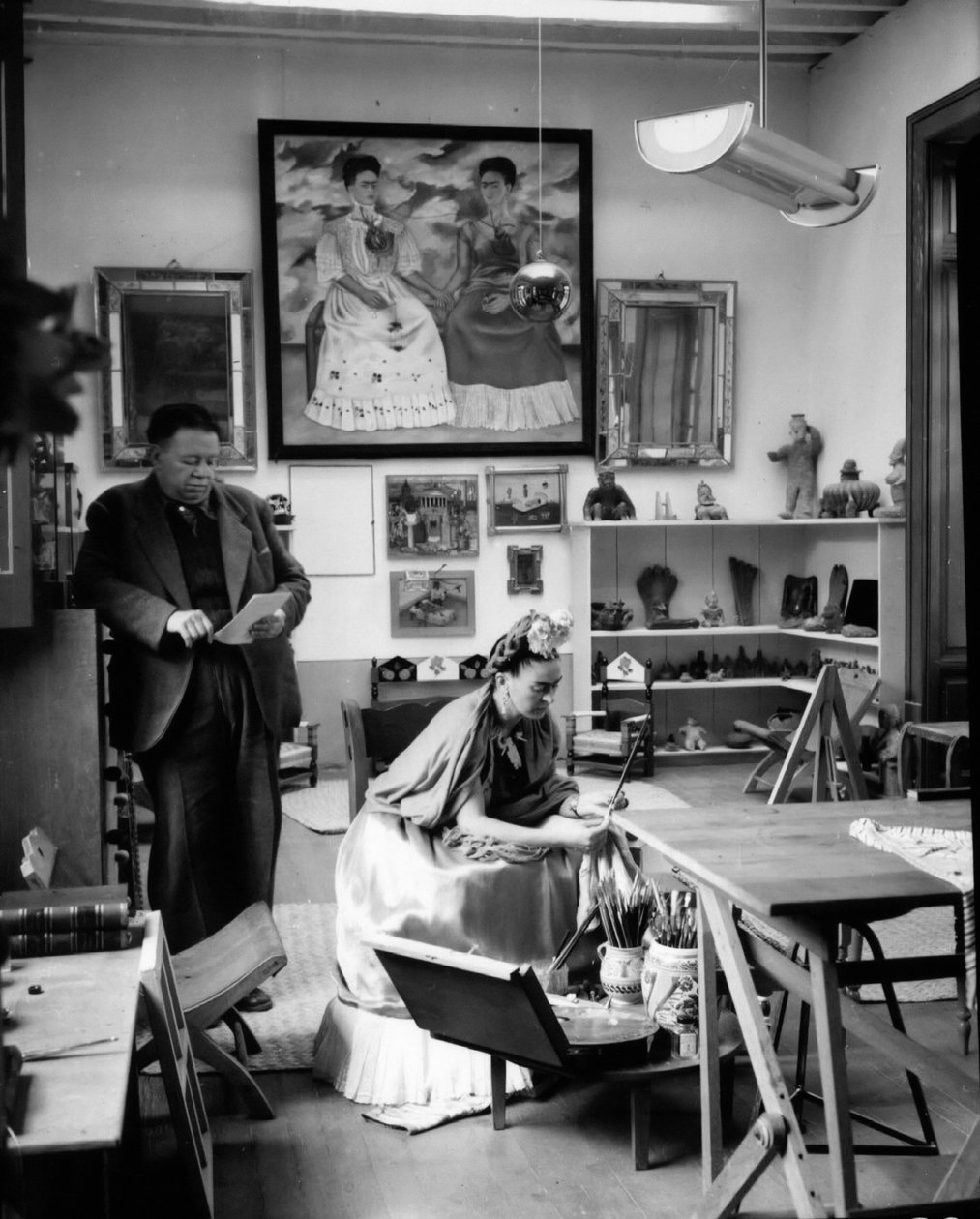 Meksykańscy malarze Frida Kahlo (1907-1954) i Diego Rivera (1886-1957) w swojej pracowni w 1948 r. (zdjęcie czarno-białe) autorstwa Frida Kahlo