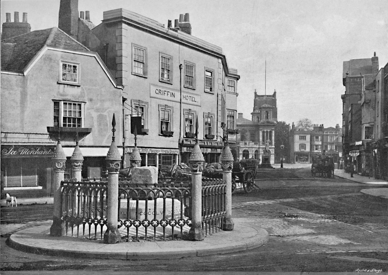 Kamień koronacyjny i rynek, Kingston-on-Thames, c1896 autorstwa Frith and Co