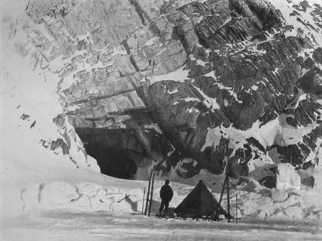 Levick poza obozem w Penelope Point, 1912, 1913 autorstwa G. Murray Levick