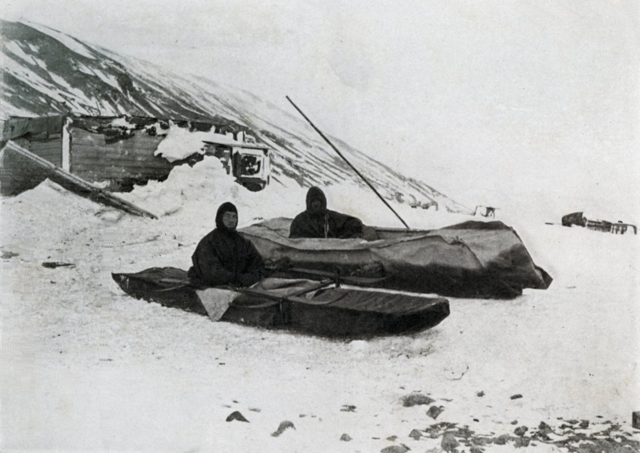 Dwa kajaki na brzegu, c1911, 1913 autorstwa G. Murray Levick