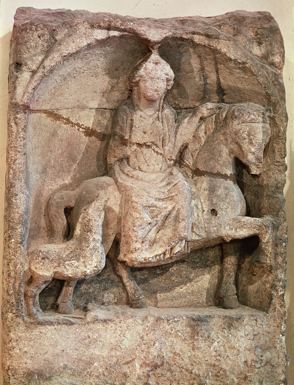 Relief przedstawiający Eponę, galijską boginię i opiekunkę koni, jeźdźców i podróżników, z Mellicey, Saone-et-Loire, ok. 50 pne-400 ne autorstwa Gallo Roman