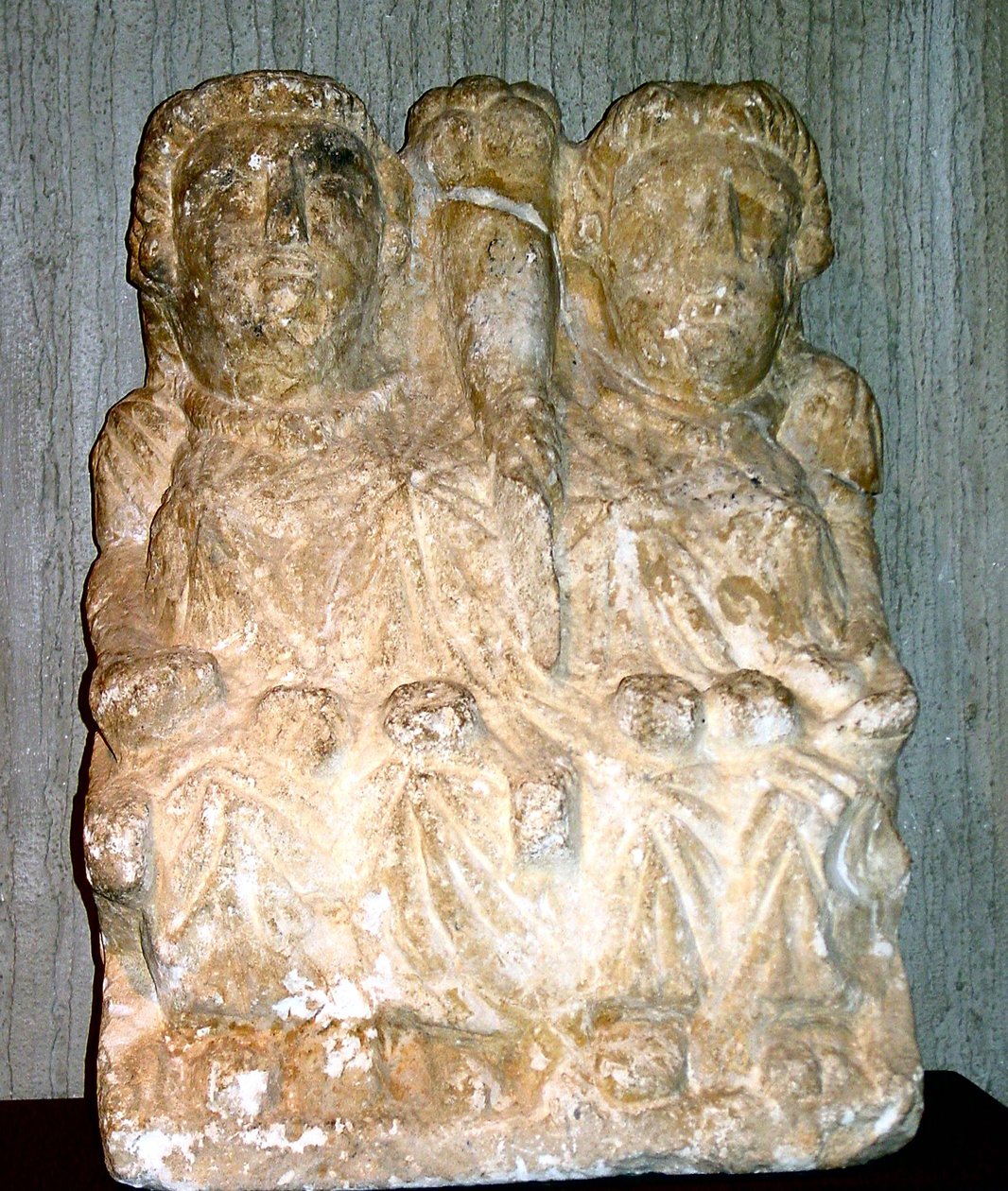 Dwie Boginie-Matki (biały kamień) autorstwa Gallo Roman