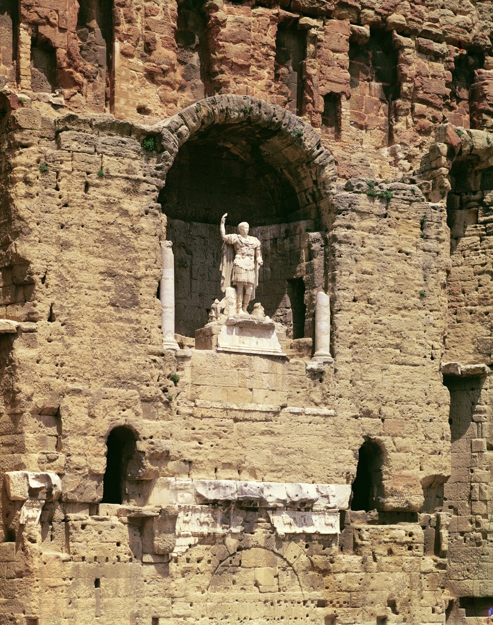 Posąg cesarza Cezara Augusta (63 p.n.e.-14 ne) w teatrze rzymskim autorstwa Gallo Roman