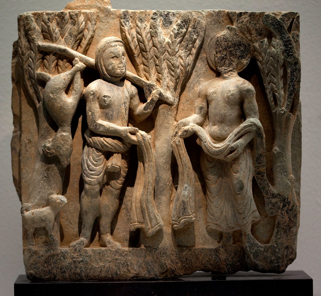 Wymień ubrania z myśliwym. Płaskorzeźba, sztuka Gandhary (Pakistan), II-III w. Muzeum Narodowe Korei, Seul (Korea Południowa). autorstwa Gandhara School