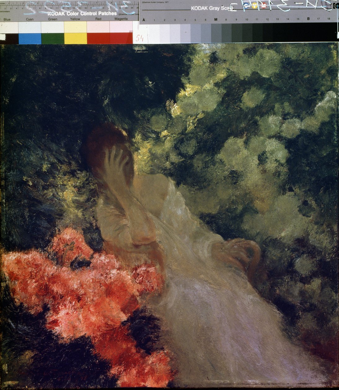 W ogrodzie. (W ogrodzie). Kobieta w bieli, zdesperowana, chowa twarz w dłoni. Obraz Gastona de La Touche (1854-1913) autorstwa Gaston de Latouche