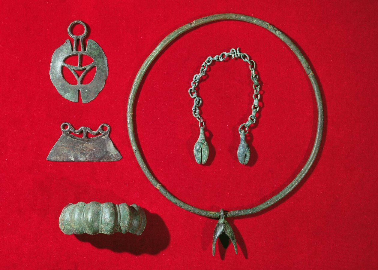 Brzytwa półokrągła, brzytwa prosta, bransoleta z motywem jajka, moment obrotowy z wisiorkiem i łańcuszek z dwoma wisiorkami, 750-475 p.n.e. (brąz) autorstwa Gaulish