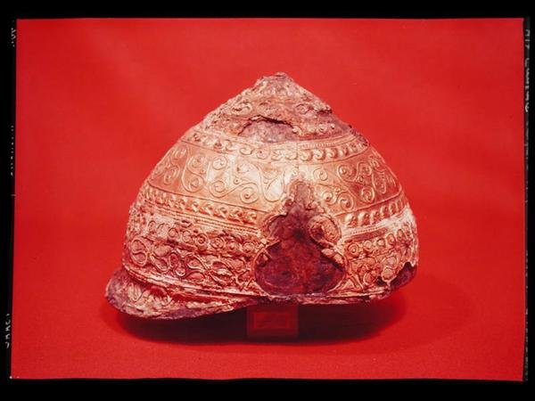 Hełm z Amfreville, Eure, ok. 275-225 pne (brąz, żelazo, złoto i emalia) (patrz także 128301) autorstwa Gaulish