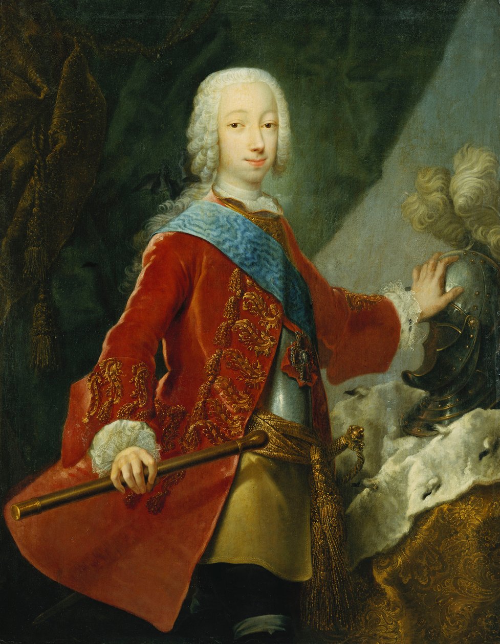 Portret dżentelmena, prawdopodobnie wielkiego księcia Piotra Fiodorowicza, późniejszego cara Piotra III, stojący trzy czwarte długości, ubrany w czerwoną haftowaną kurtkę, napierśnik i odznakę św. Anny, trzymający pałkę, jego ręka spoczywająca na hełmie na autorstwa Georg Christoph Grooth