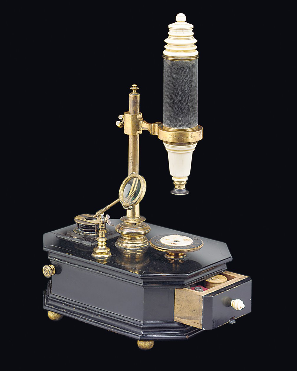 Mikroskop puszkowy złożony, ok. 1775 (drewno, metal i szkło) (patrz również 1113959-61) autorstwa Georg Friedrich Brander
