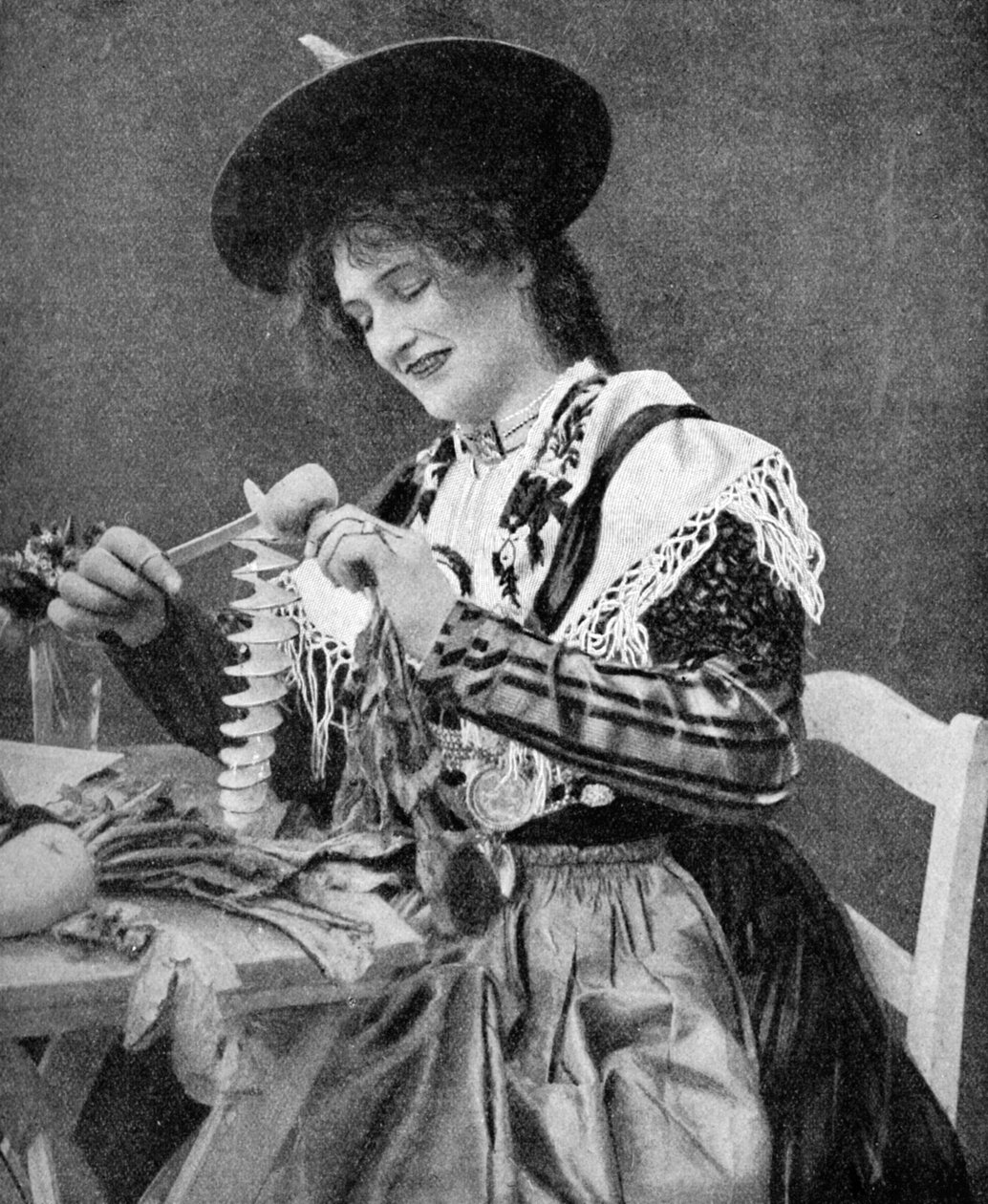 Kobieta twórczo obierająca ziemniaka, 1922. autorstwa Georg Haeckel