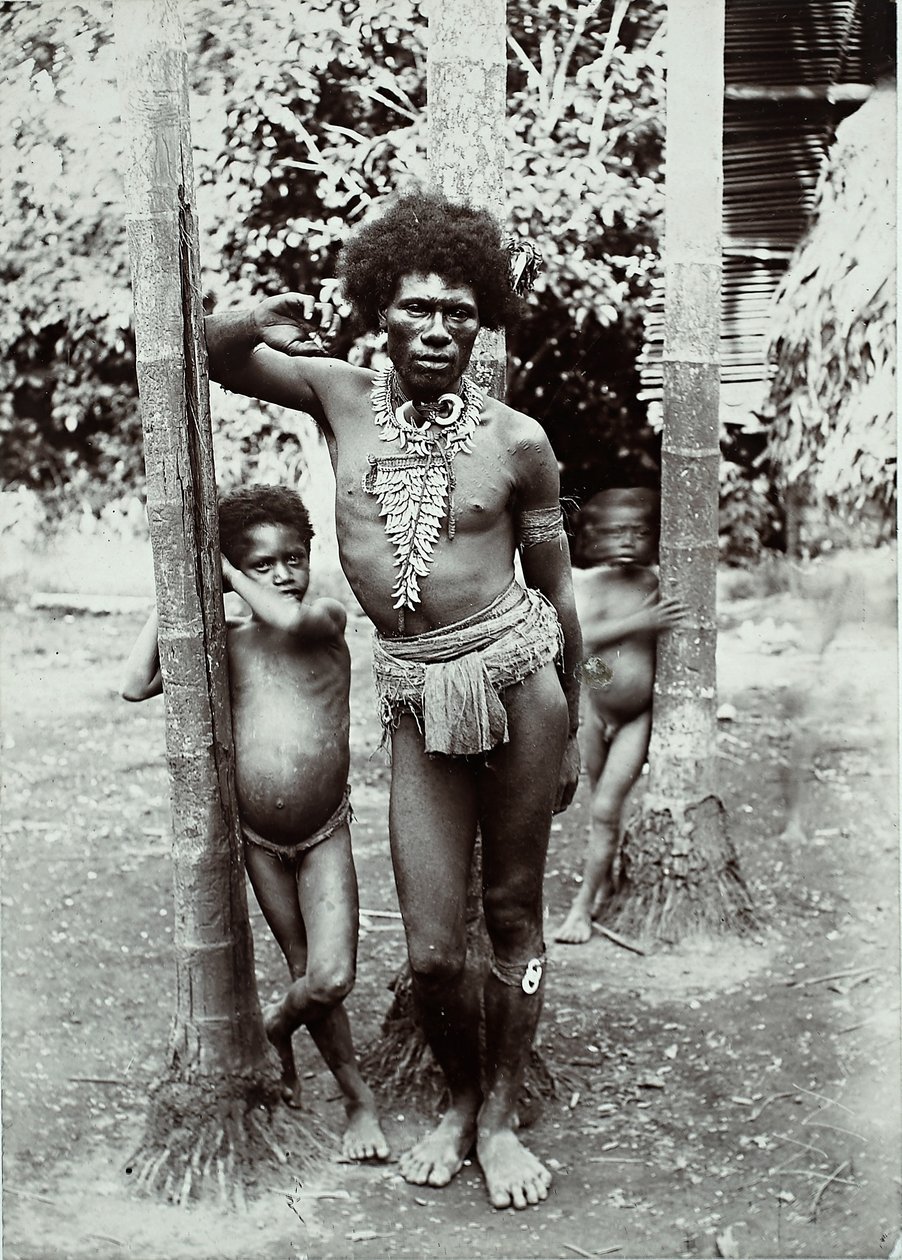 Mężczyzna i dwoje dzieci, Papua Nowa Gwinea, 1899 (odbitka żelatynowo-srebrowa) autorstwa George Brown