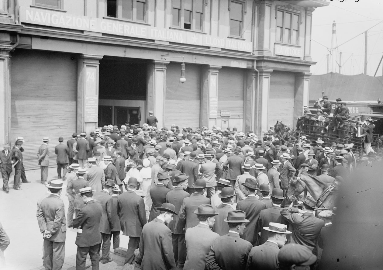 Grupa oczekująca na przybycie byłego burmistrza Rzymu Ernesto Nathana z Neapolu na pokładzie parowca Stampalia, Nowy Jork, 25 maja 1914 autorstwa George Grantham Bain