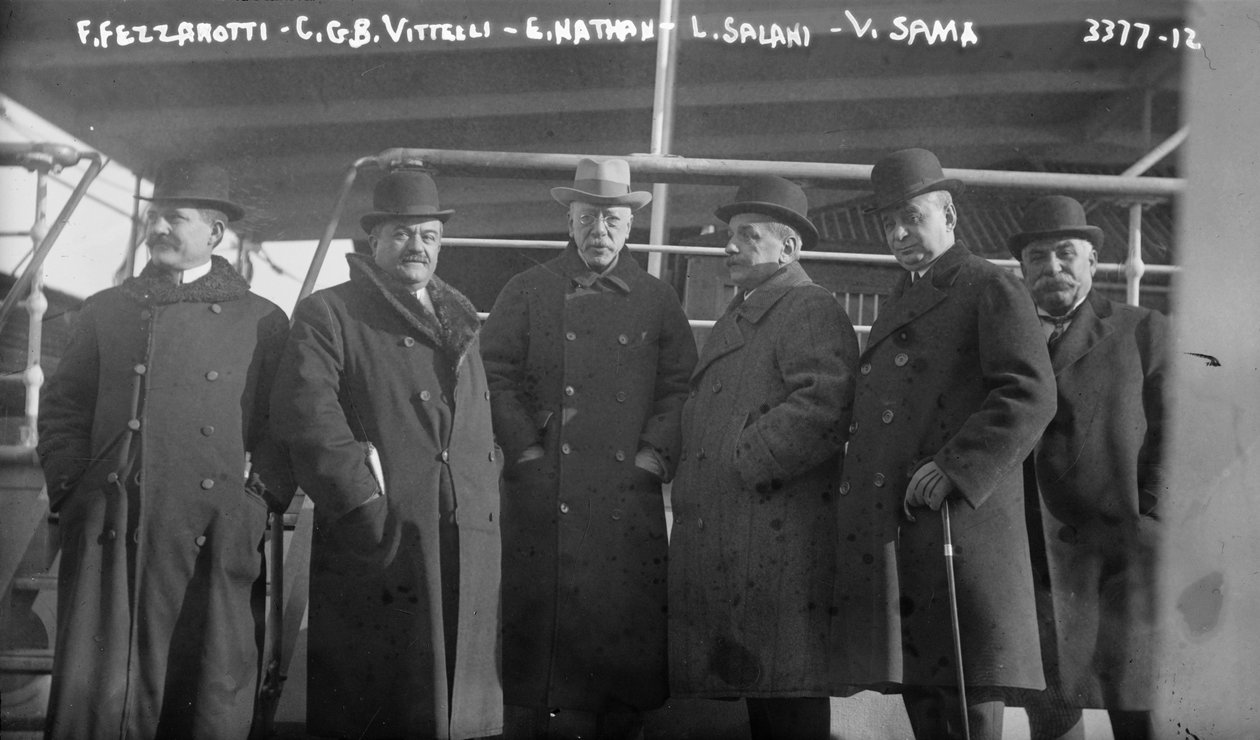 F. Fezzarotti, C.G.B. Vittelli, E. Nathan, L. Salani i V. Sama na transatlancie America z Włoch do Nowego Jorku, 1915 autorstwa George Grantham Bain