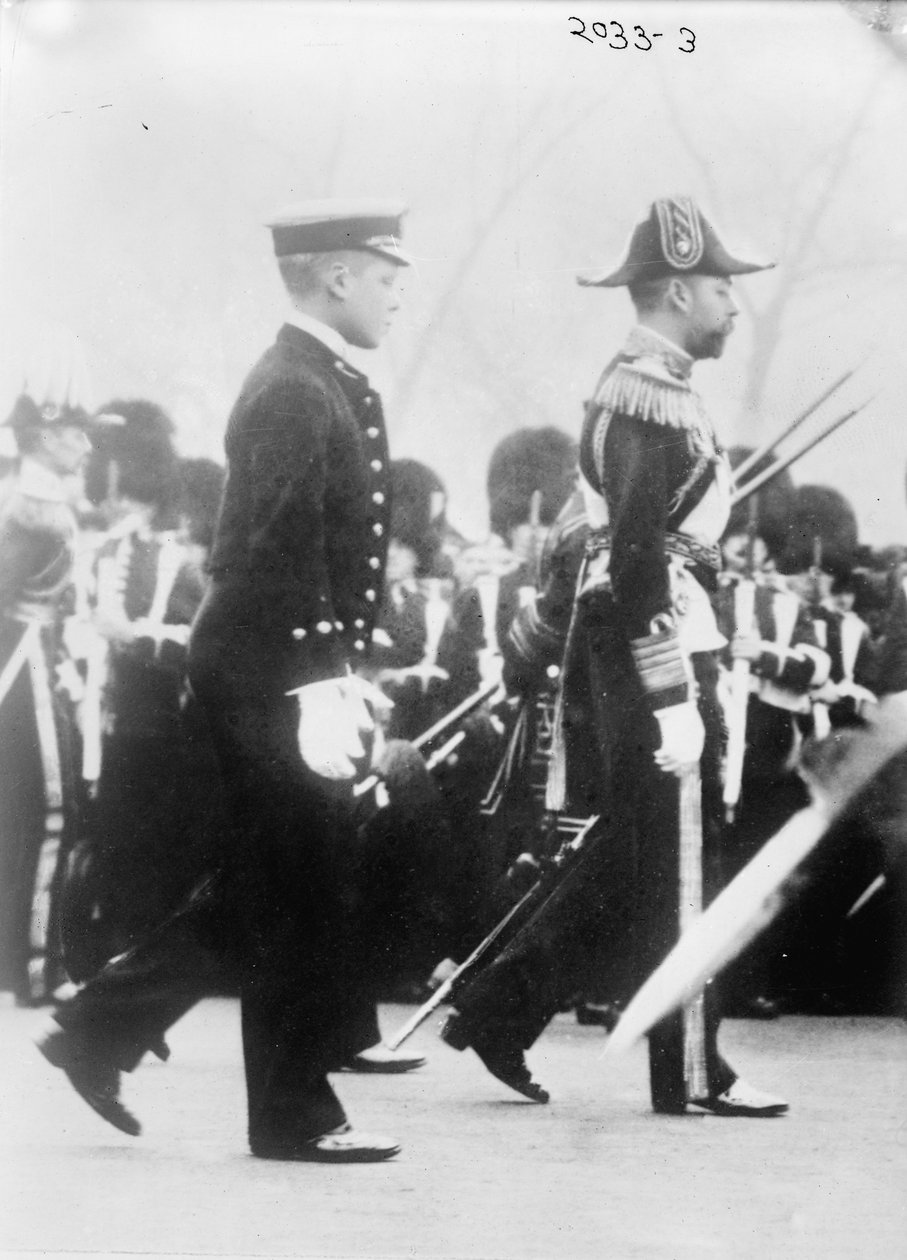 Król Jerzy V z księciem Kornwalii w procesji pogrzebowej króla Edwarda VII, 1910 autorstwa George Grantham Bain