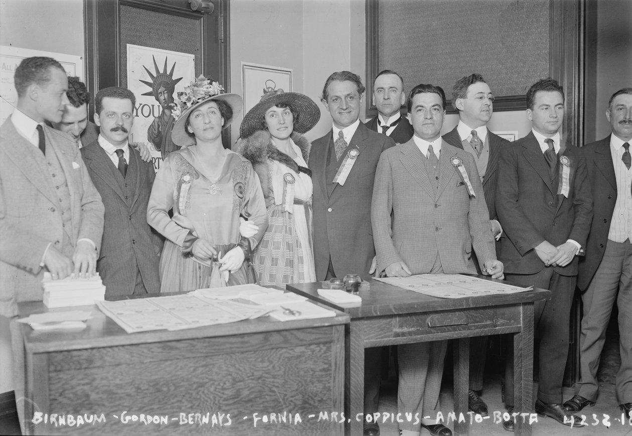 Śpiewacy operowi i muzycy otwierają Operatic Liberty Loan Offices w Aeolian Hall w Nowym Jorku, 1917 autorstwa George Grantham Bain