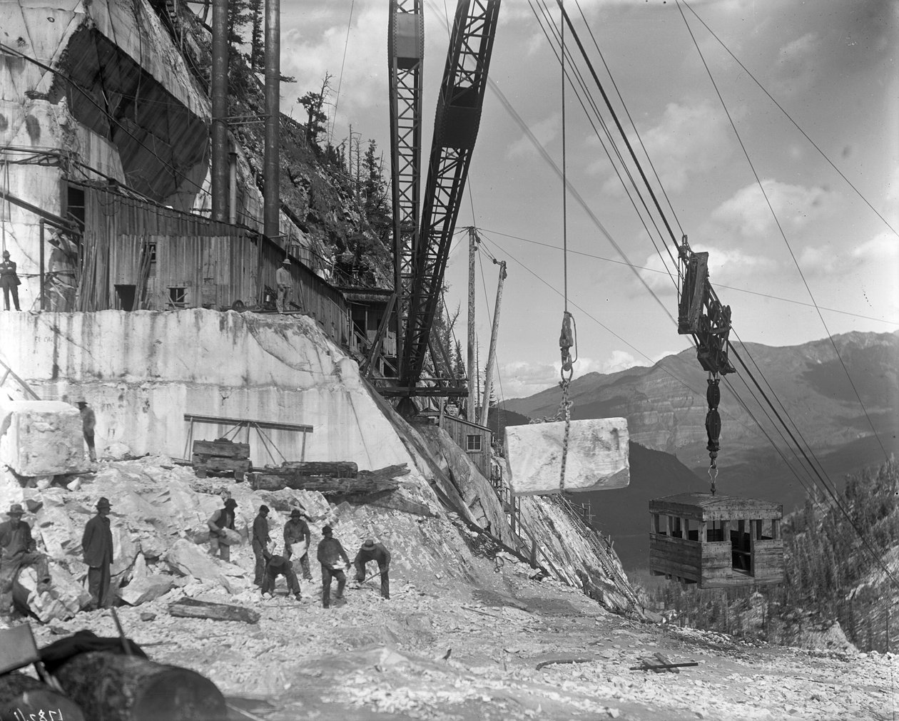 Kamieniołom Yule - urządzenia dźwigowe i elektrownia firmy Yule Marble Co., w pobliżu głowicy Yule Creek, na południe od Marble, Kolorado, ok. 1910 autorstwa George Lytle Beam