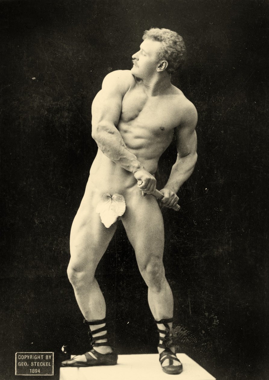 Eugen Sandow dobywający miecza, w klasycznej starożytnej pozie grecko-rzymskiej, ok. 1894 r. autorstwa George Steckel