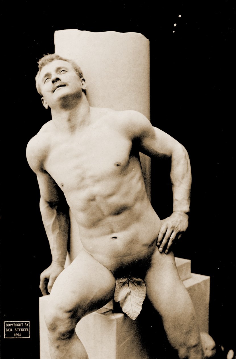 Eugen Sandow, w klasycznej pozie starożytnego Greka-Rzymianina, ok. 1894 r. autorstwa George Steckel