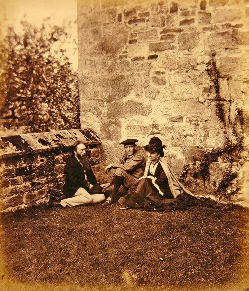 Album ze zdjęciami rodziny Howardów (zdjęcie w czerni, bieli i sepii) autorstwa George 9th Earl of Carlisle Howard