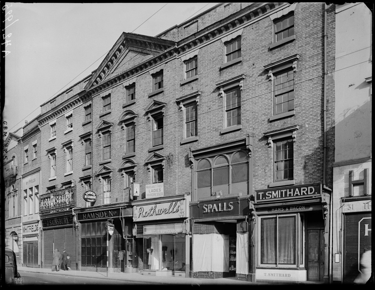Devonshire House, 36 Corn Market, Derby, 1942. autorstwa George Bernard Mason
