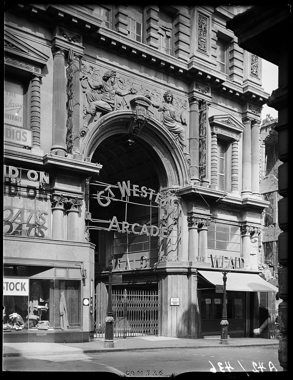 Great Western Arcade, Temple Row, Birmingham, 1941. autorstwa George Bernard Mason