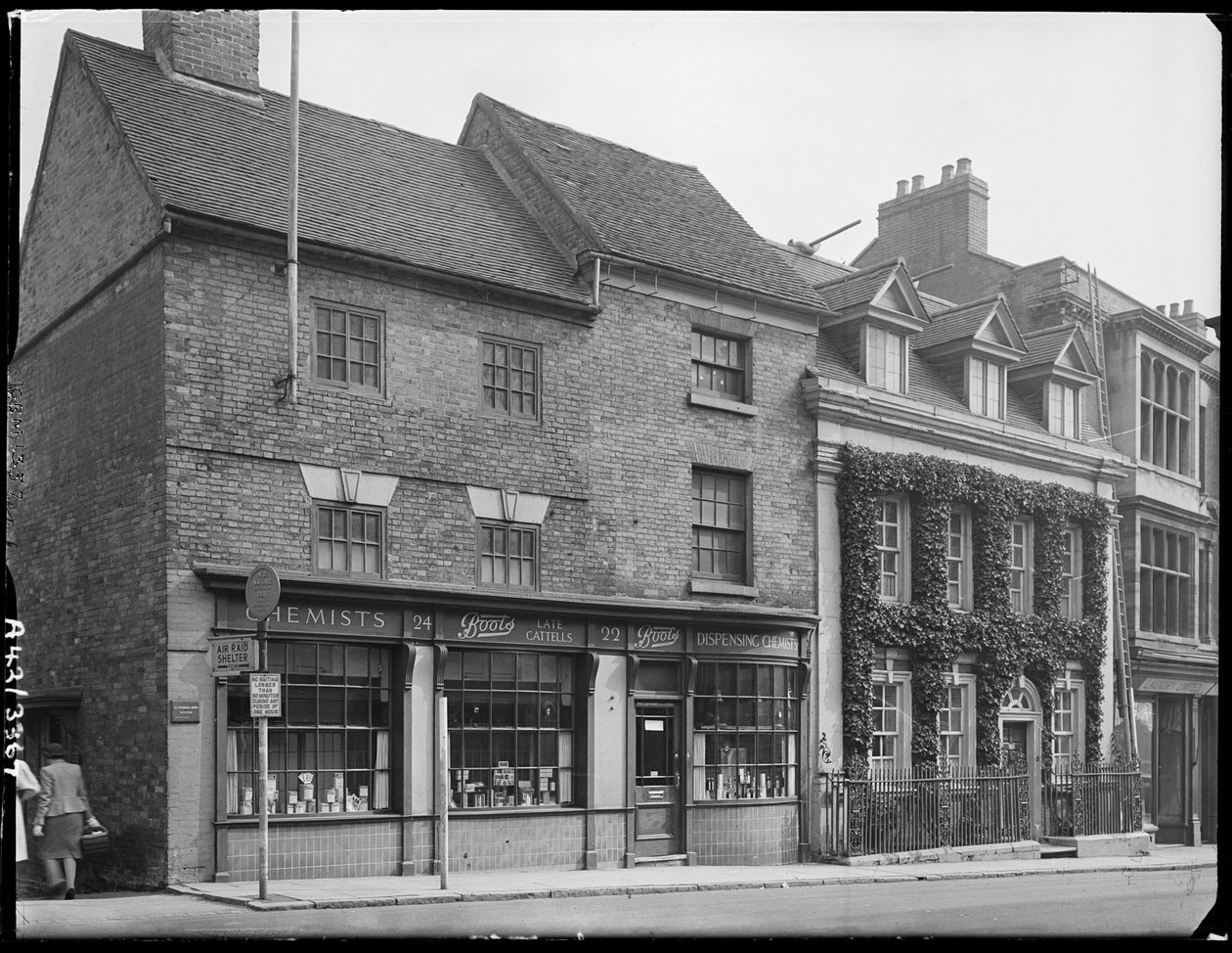 High Street, Sutton Coldfield, Birmingham, wiosna 1942. autorstwa George Bernard Mason