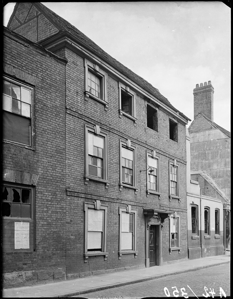 Little Park Street, Coventry, 1941. autorstwa George Bernard Mason