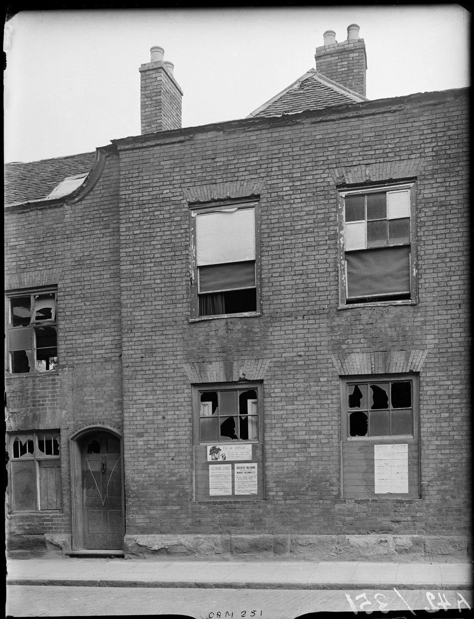 Little Park Street, Coventry, 1941. autorstwa George Bernard Mason